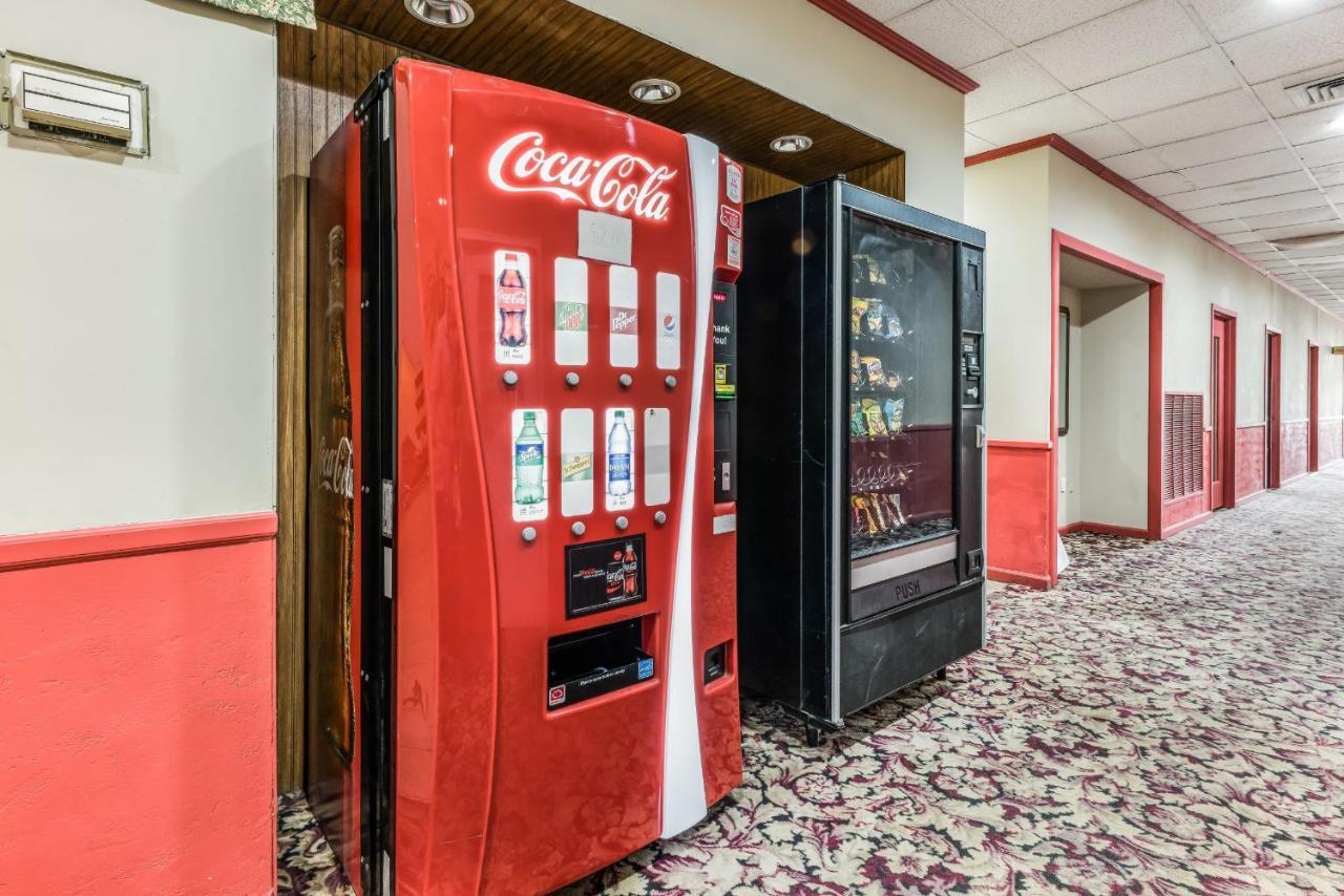 Red Carpet Inn & Suites Hazleton Exterior photo