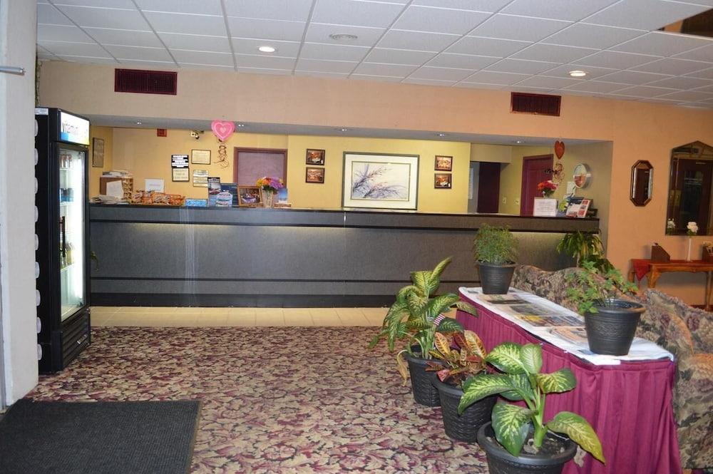 Red Carpet Inn & Suites Hazleton Exterior photo